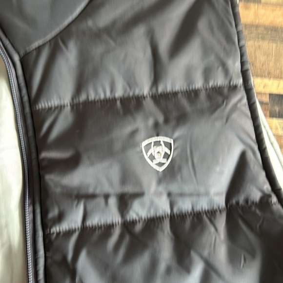 Men’s Ariat reversible puffer vest - Picture 3 of 6